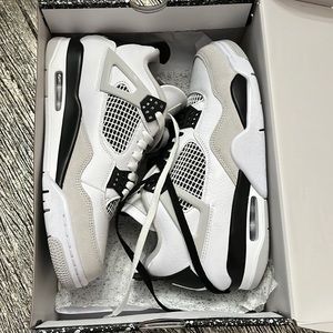 Military black Jordan 4s men’s size 9